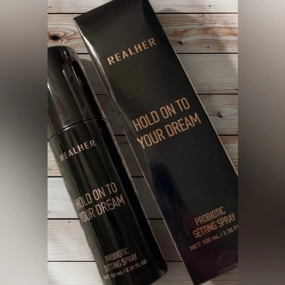 RealHer Hold On To Your Dream Probiotic Setting Spray - Black & Pink